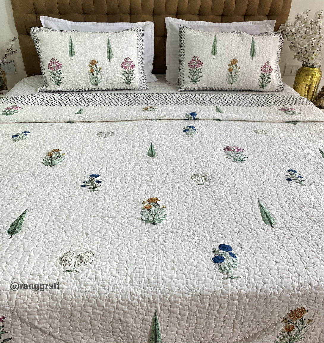 Black Border Ditsy Floral Quilted Bedcover Super King 108 X 108 Reversible