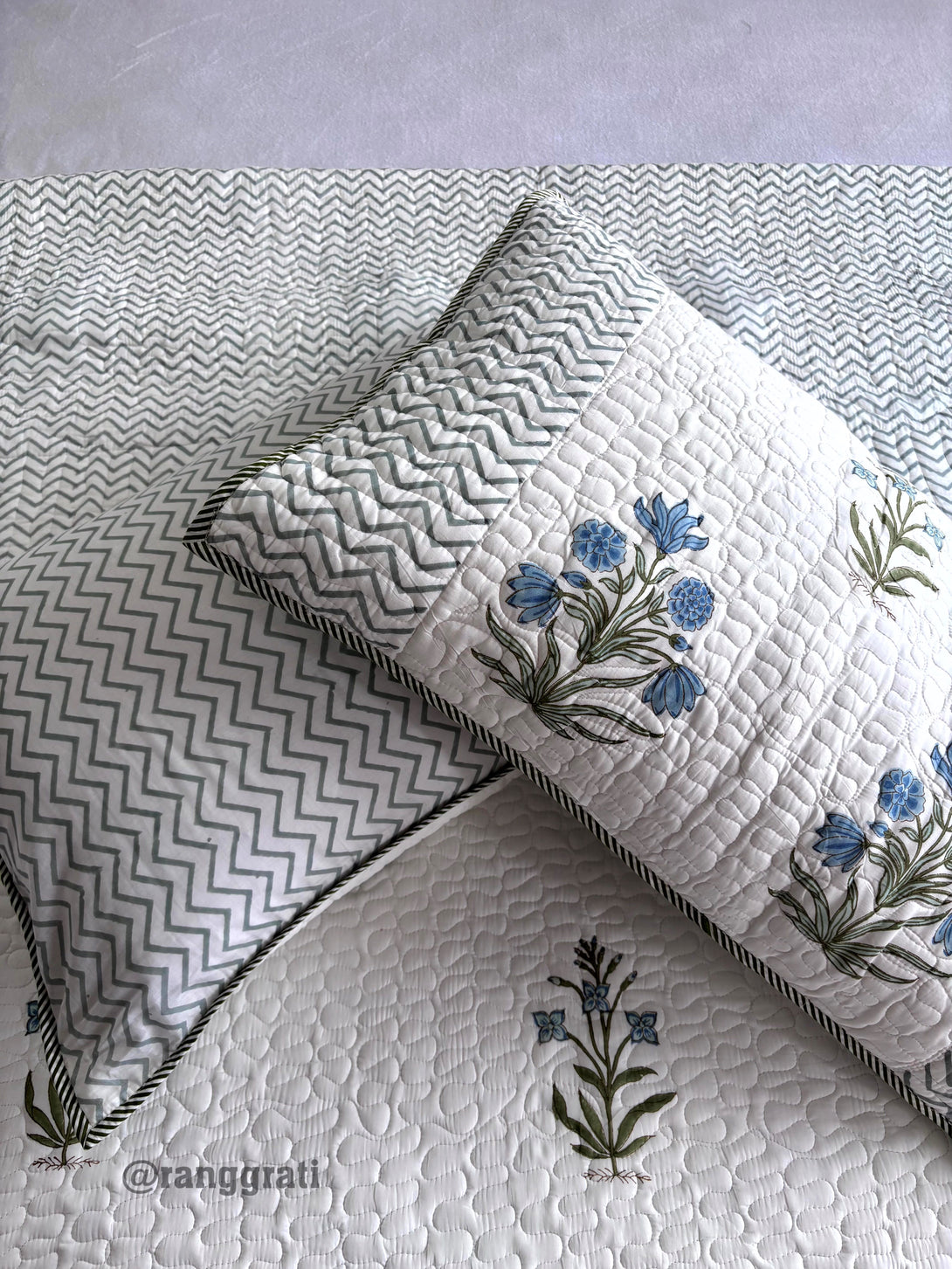 Blue Zinnia Floral Mulmul Voile Quilted Bedcover King Size With Pillow Covers
