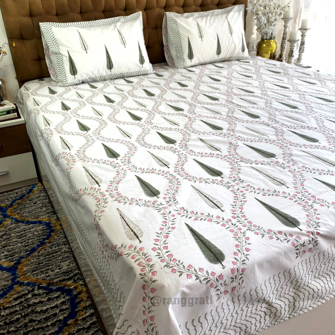 Green Pine Jaal King Size Bedsheet With Matching Pure Cotton Razai / Quilt
