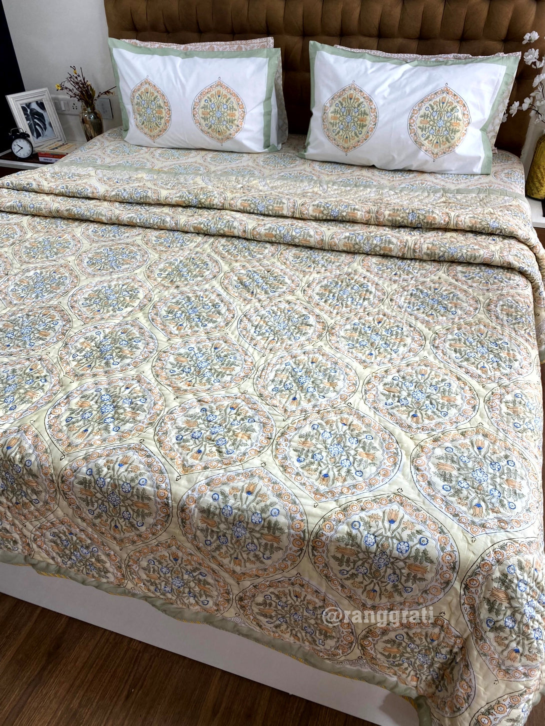 Pure Cotton Light Green Geometric Bedsheet With Matching Razai / Quilt